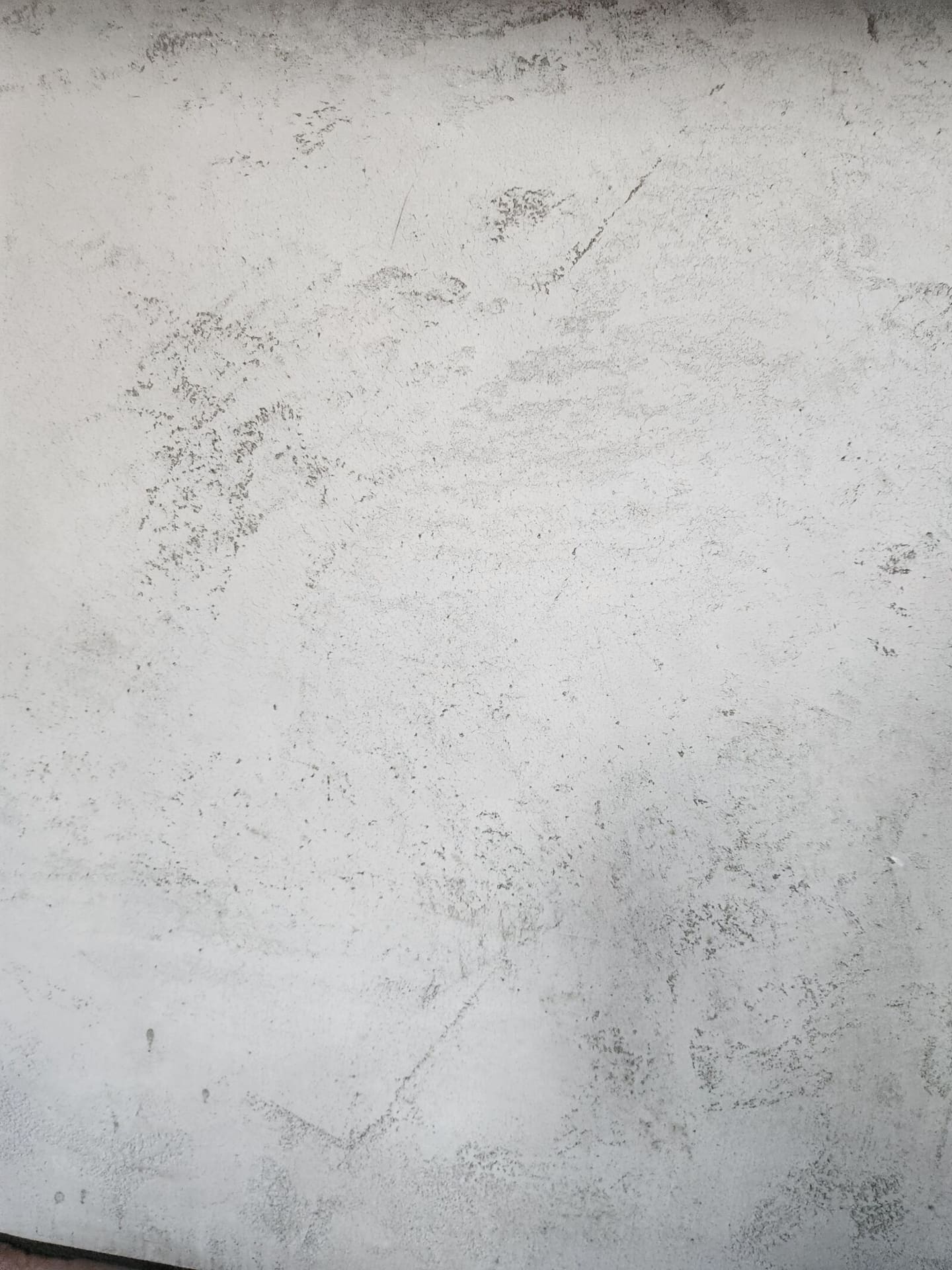 Nahaufnahme einer gespachtelten Kalkoberfläche