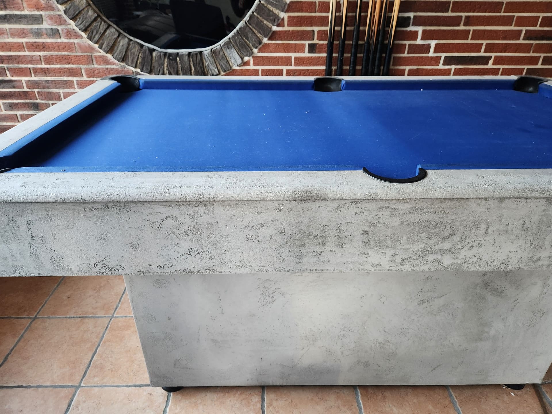 Billardtisch, dessen Korpus mit Designspachtel in Betonoptik überzogen ist