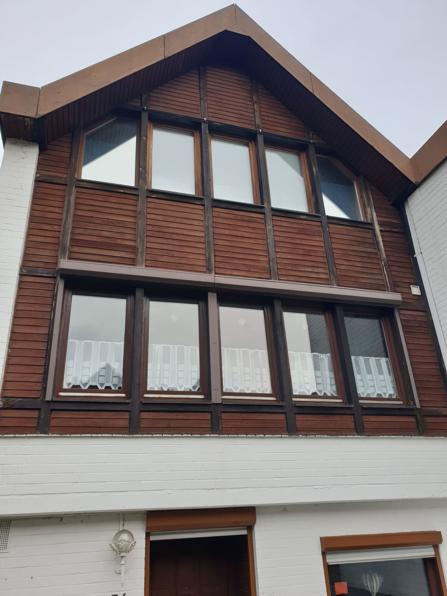 Derselbe Giebel vorher, Holzverkleidung in Rotbraun